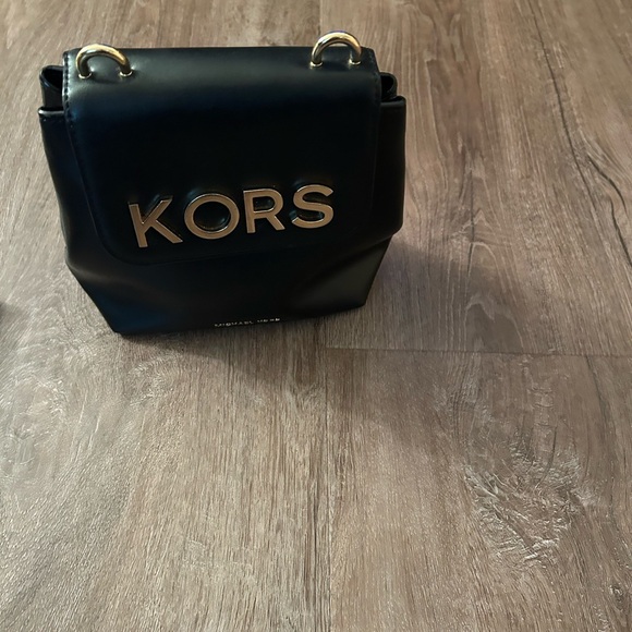 Michael Kors Handbags - EUC Michael Kors Black Leather Shoulder Bag